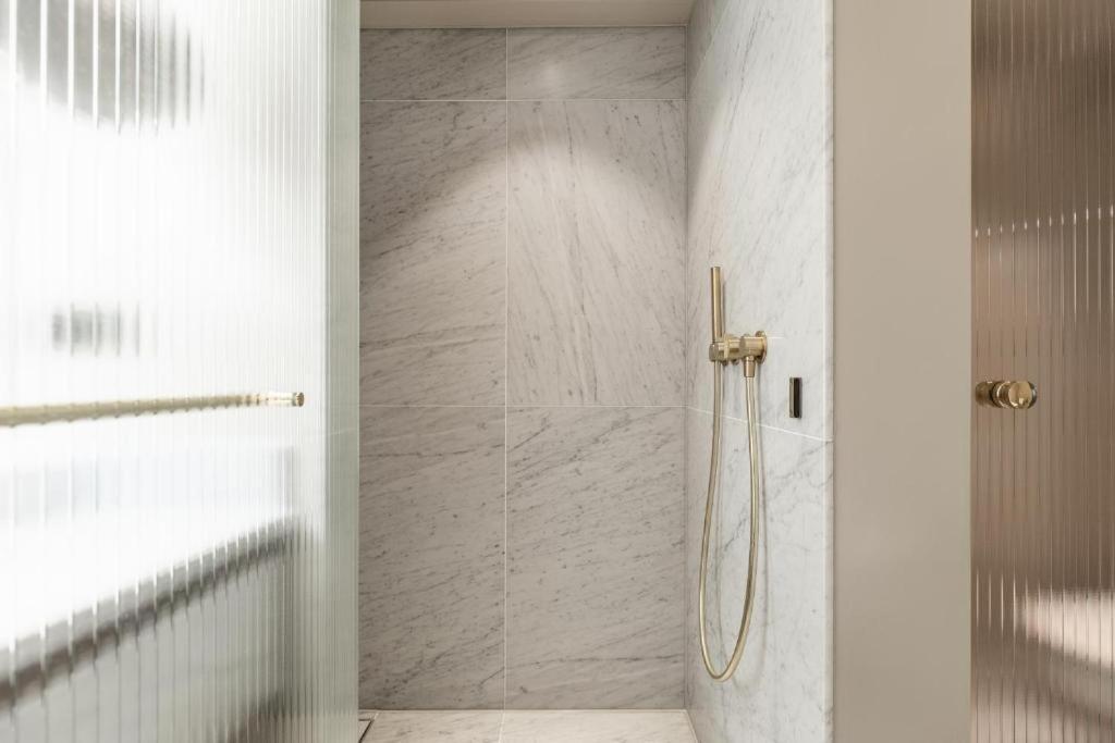 אמסטרדם Hotel 717 מראה חיצוני תמונה A shower