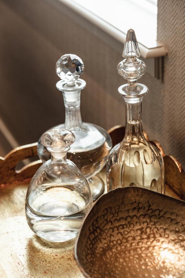 אמסטרדם Hotel 717 מראה חיצוני תמונה A selection of decanters
