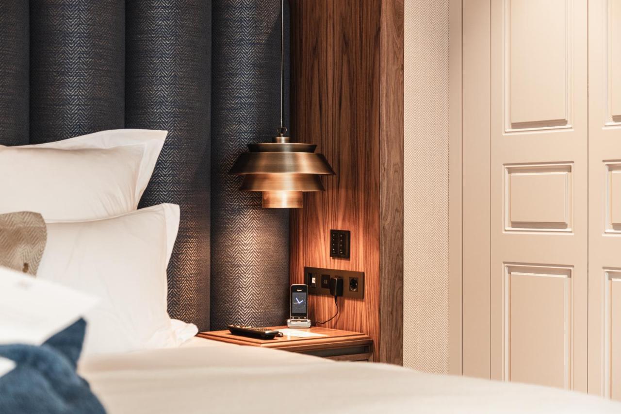 אמסטרדם Hotel 717 מראה חיצוני תמונה A bedside table with a built-in USB charger